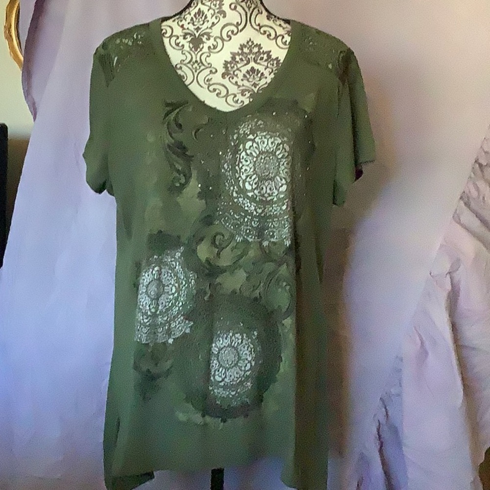 An adorable T-shirt with lots of detail